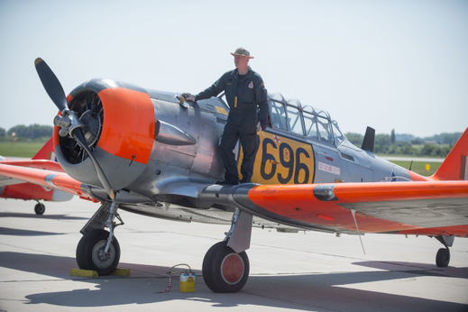 Na snímku je letoun T-6 Harvard.