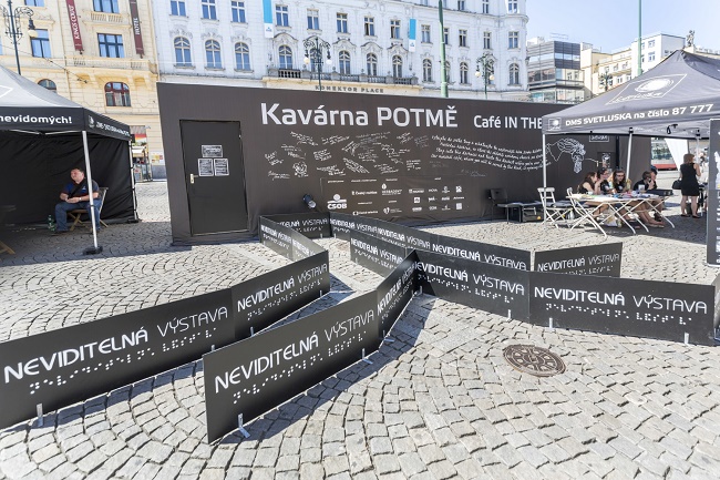 Kavárna potmě se vrátí na náměstí Republiky.