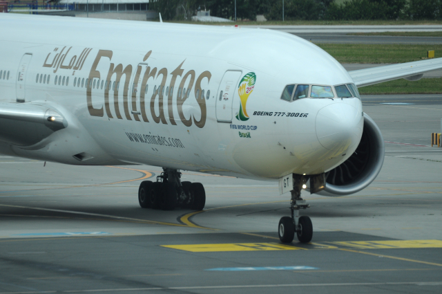 Dubajská letecká společnost Emirates ruší lety z a do Dauhá. Dubajská letecká společnost Emirates ruší lety z a do Dauhá.