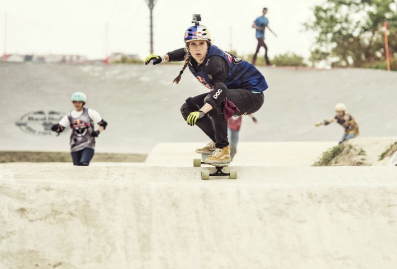 Snowboardistka Eva Samková umí i na jiném prkně.