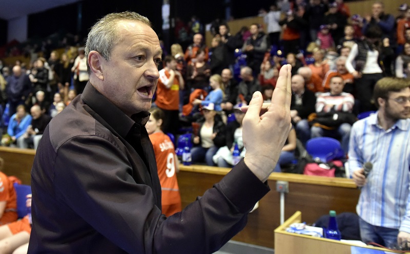 Trenér Jan Bašný při zápase ženské házenkářské reprezentace Trenér Jan Bašný při zápase ženské házenkářské reprezentace