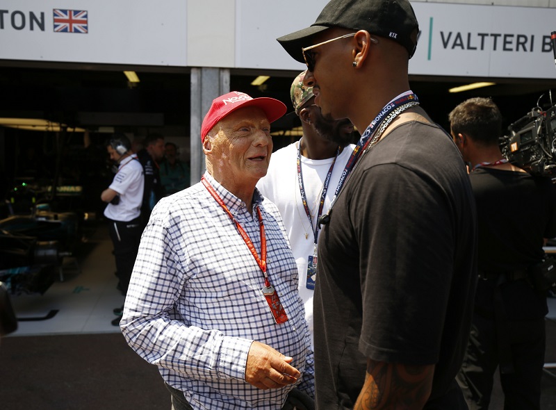 Legendární Nicky Lauda (vlevo) na snímku s Lewisem Hamiltonem.