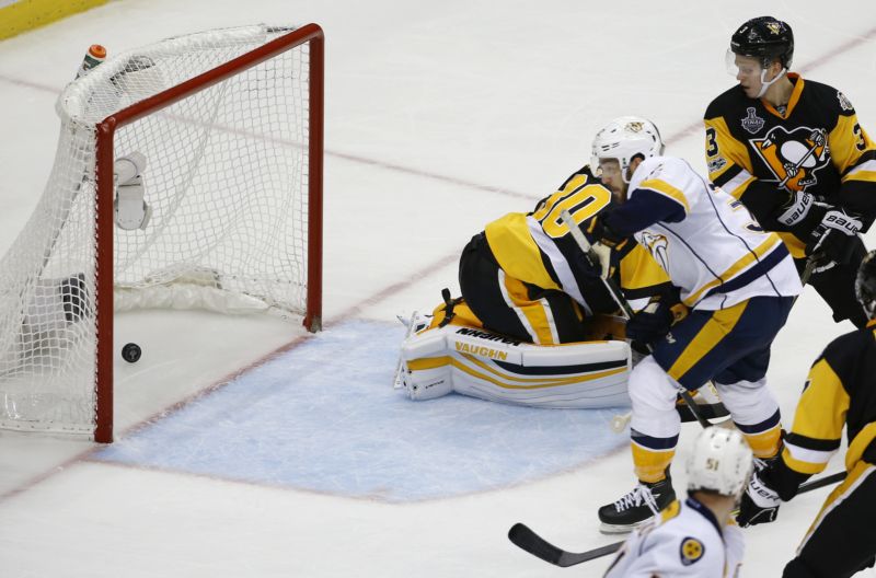 Gaudreau střílí gól do branky Pittsburghu ve finále Stanley Cupu.