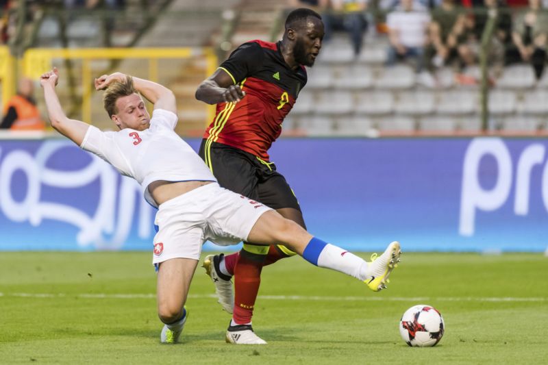Tomáš Kalas brání útočníka Belgie.