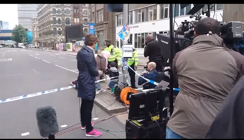 Americká reportérka režíruje muslimy před natáčením reportáže.