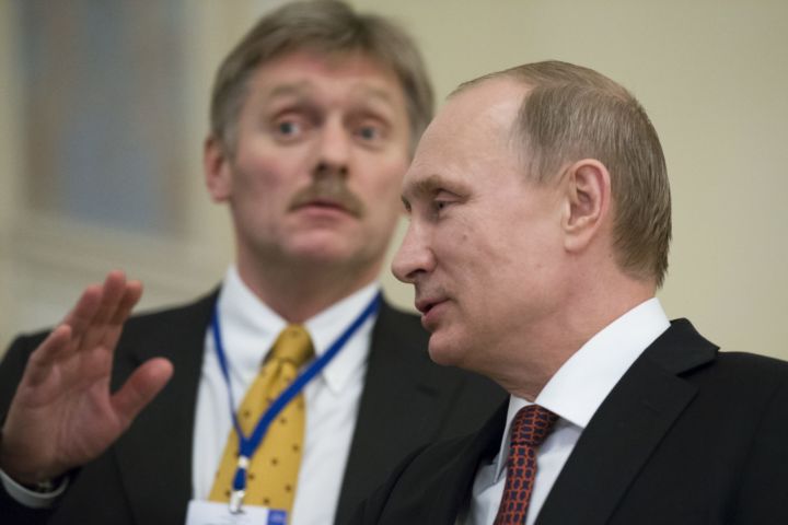 Mluvčí ruského prezidenta Dmitrij Peskov (vlevo) a ruský prezident Vladimir Putin.