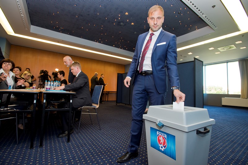 Delegáti valné hromady Fotbalové asociace ČR volili 2. června v Praze nového předsedu.