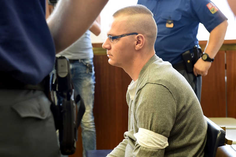 Před Krajským soudem v Ostravě stanul 7. června Jozef Škvarka (vpravo) obžalovaný z vraždy. Svého známého podle obžaloby udusil sáčkem s čajem, který mu násilím vsunul do krku. Dostal trest ve výši dvanácti let. Před Krajským soudem v Ostravě stanul 7. června Jozef Škvarka (vpravo) obžalovaný z vraždy. Svého známého podle obžaloby udusil sáčkem s čajem, který mu násilím vsunul do krku. Dostal trest ve výši dvanácti let.