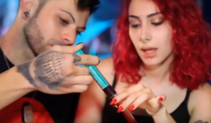 Italský "upíří" pár si navzájem pije krev.