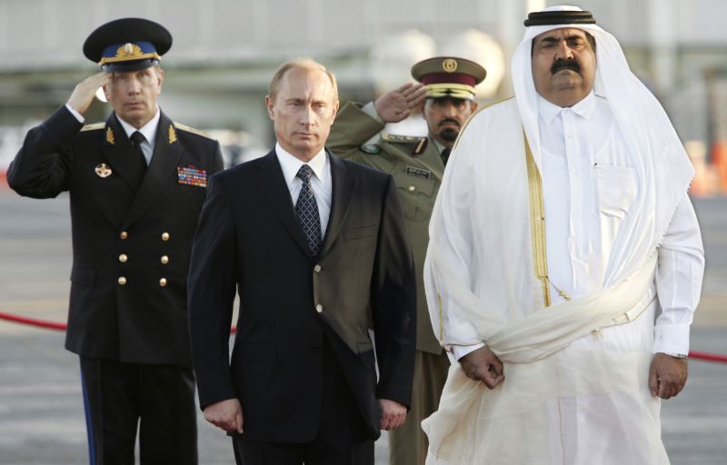 Vladimir Putin (uprostřed) a Tamím ibn Hamád as-Sání (vpravo). Vladimir Putin (uprostřed) a Tamím ibn Hamád as-Sání (vpravo).