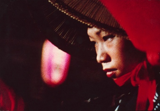 Snímek z filmu Sans Soleil (1983). Snímek z filmu Sans Soleil (1983).