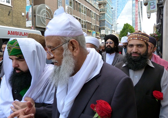 Skupina imámů reprezentujících muslimskou komunitu teroristické útoky odsuzuje.