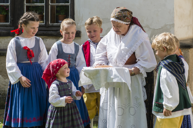 Návštěvníci Ratibořického údolí se například na Starém bělidle setkají s babičkou a vnoučaty.