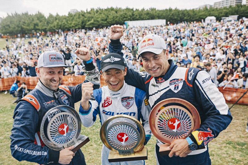 Petr Kopfstein s cenou za druhé místo v závodě Red Bull Air Race.