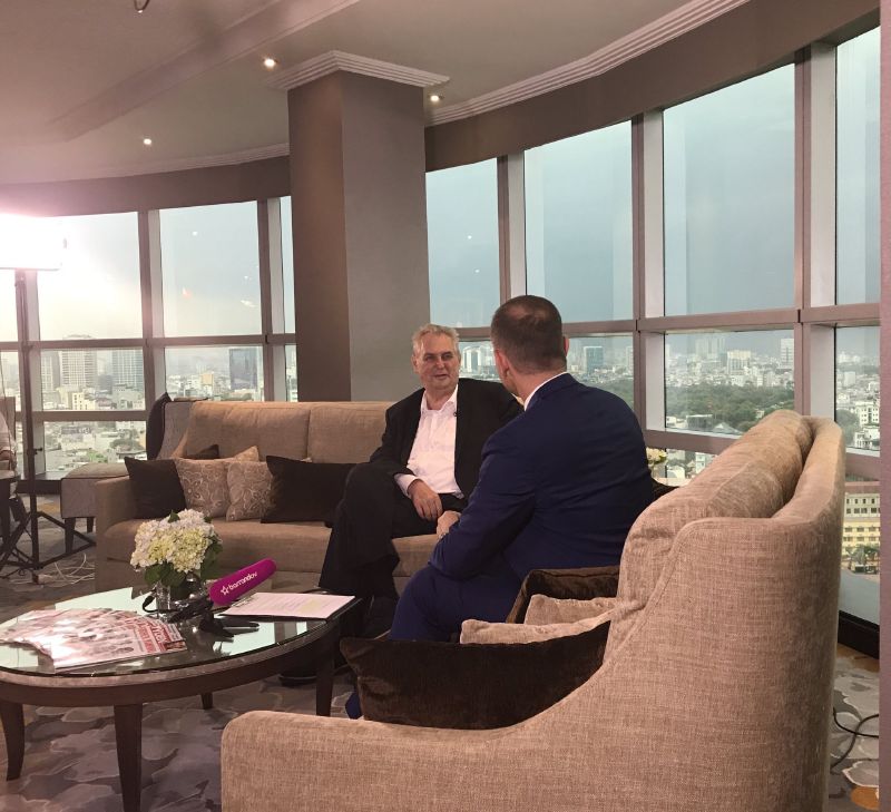Prezident Miloš Zeman při rozhovoru s generálním ředitelem televize Barrandov Jaromírem Soukupem.