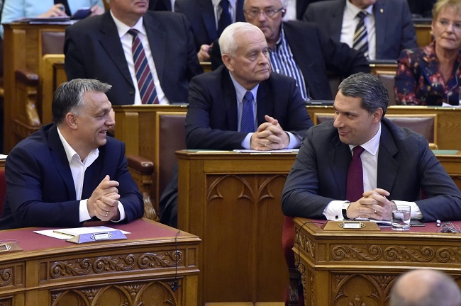 Zleva Viktor Orbán, János Lázár. Zleva Viktor Orbán, János Lázár.