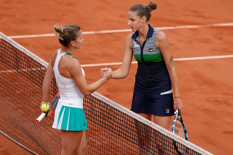 Karolína Plíšková gratuluju Simoně Halepové k postupu do finále French Open. Karolína Plíšková gratuluju Simoně Halepové k postupu do finále French Open.
