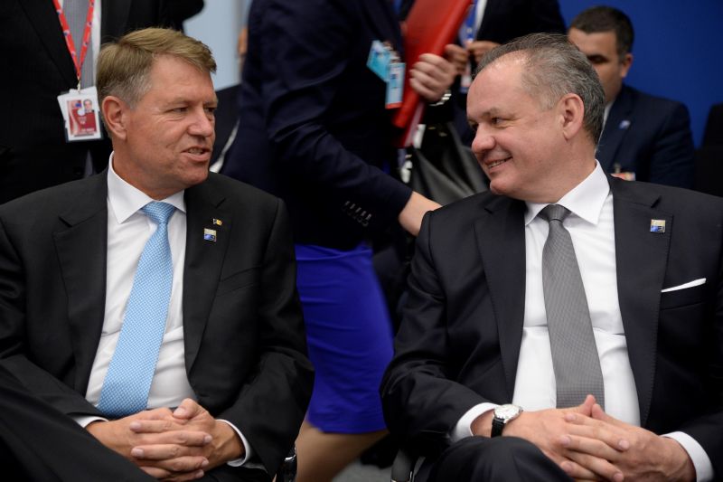 Rumunský prezident Klaus Iohannis (vlevo), na snímku se hlavou Slovenska Andrejem Kiskou. Rumunský prezident Klaus Iohannis (vlevo), na snímku se hlavou Slovenska Andrejem Kiskou.