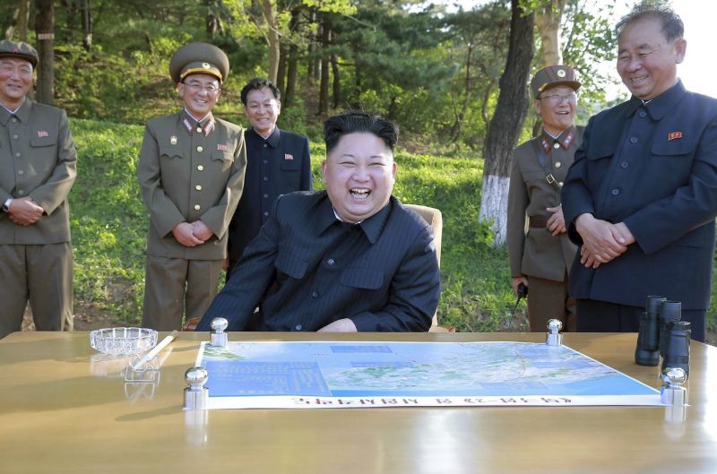 Smějící se Kim Čong-un. Smějící se Kim Čong-un.