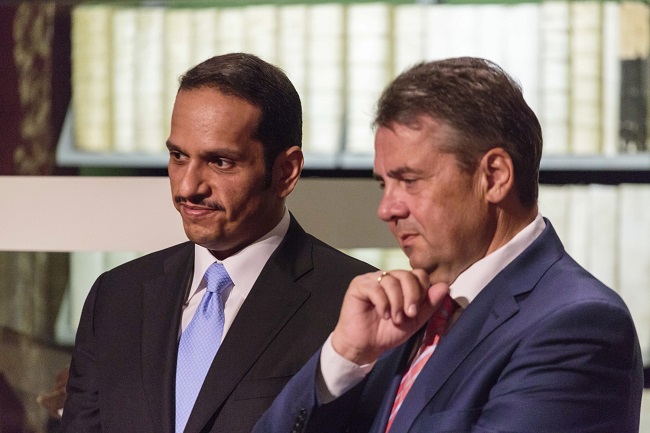Zprava Sigmar Gabriel s Muhammadem bin Abdar Rahmánem Sáním. Zprava Sigmar Gabriel s Muhammadem bin Abdar Rahmánem Sáním.