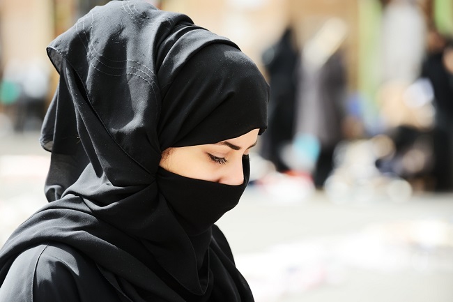 Atentátnice výbušniny skryla pod tradiční volné oblečení muslimských žen (ilustrační foto). Atentátnice výbušniny skryla pod tradiční volné oblečení muslimských žen (ilustrační foto).