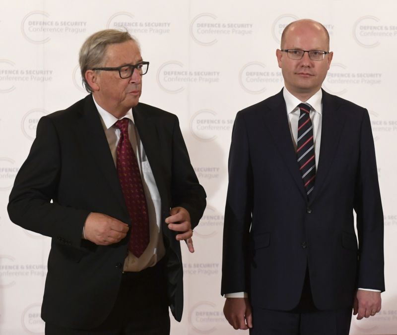 Předseda Evropské komise Jean-Claude Juncker (vlevo) a český premiér Bohuslav Sobotka.