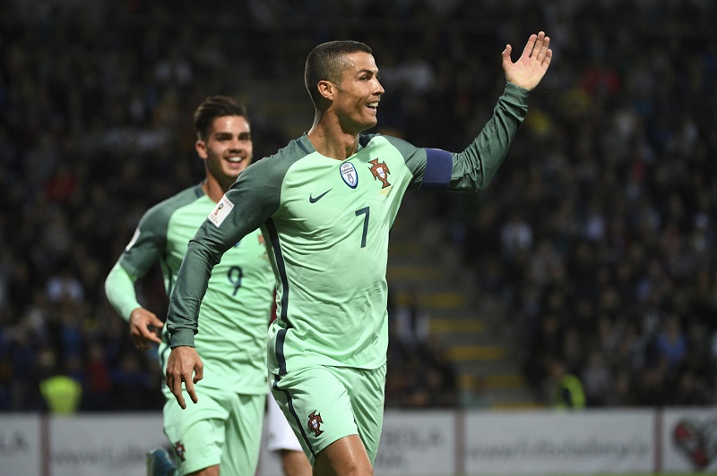 Cristiano Ronaldo zařídil dvěma góly výhru proti Lotyšsku. Cristiano Ronaldo zařídil dvěma góly výhru proti Lotyšsku.