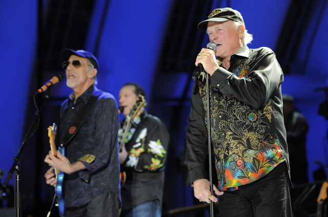 Kapela The Beach Boys během koncertu v americkém Los Angeles.