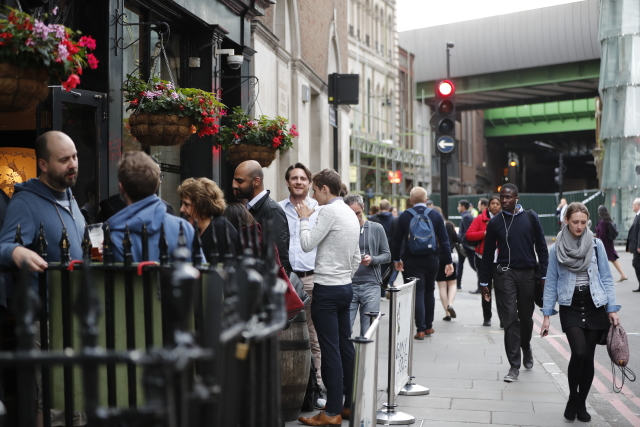 Bary v okolí Borough Market jsou po útoku opět v normálním provozu.