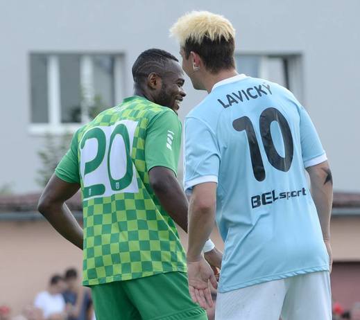 Herec Jakub Štáfek alias Julius Lavický v dresu Vyšehradu. Herec Jakub Štáfek alias Julius Lavický v dresu Vyšehradu.