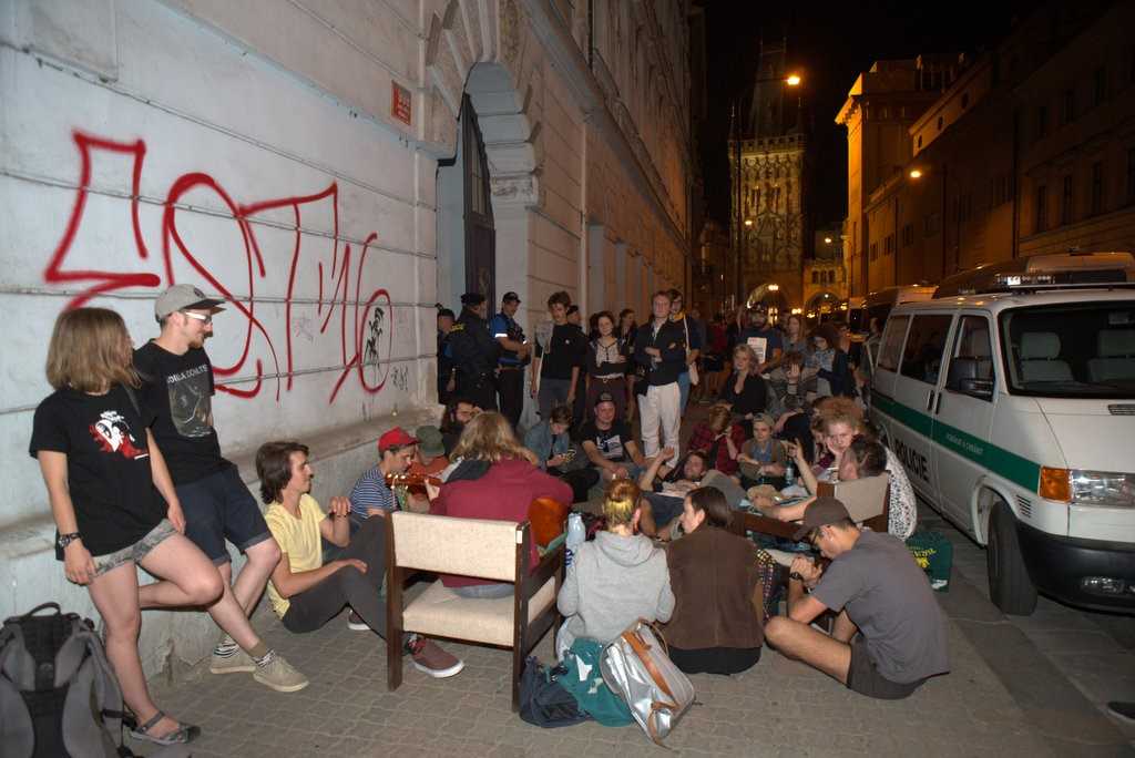 Squatteři uvedli, že chtějí upozornit na to, že "stát přehlíží krizi bydlení". Squatteři uvedli, že chtějí upozornit na to, že "stát přehlíží krizi bydlení".
