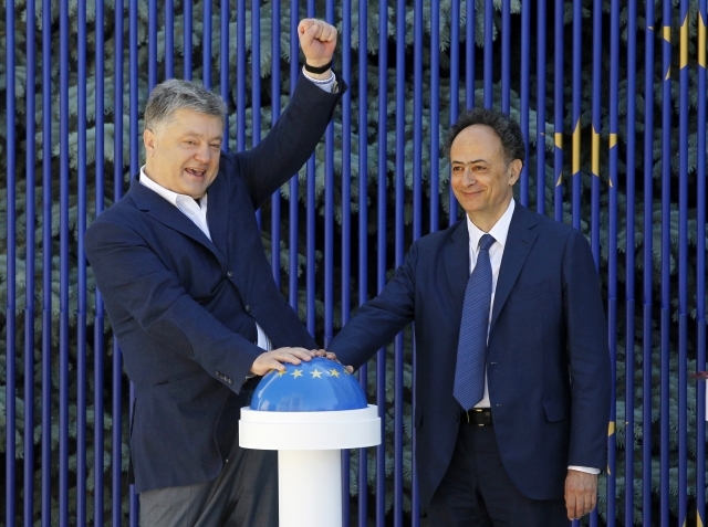 Prezident Petro Porošenko (vlevo) a velvyslanec EU na Ukrajině Hugues Mingarelli spouštějí odpočet času k zahájení bezvízového styku. Prezident Petro Porošenko (vlevo) a velvyslanec EU na Ukrajině Hugues Mingarelli spouštějí odpočet času k zahájení bezvízového styku.