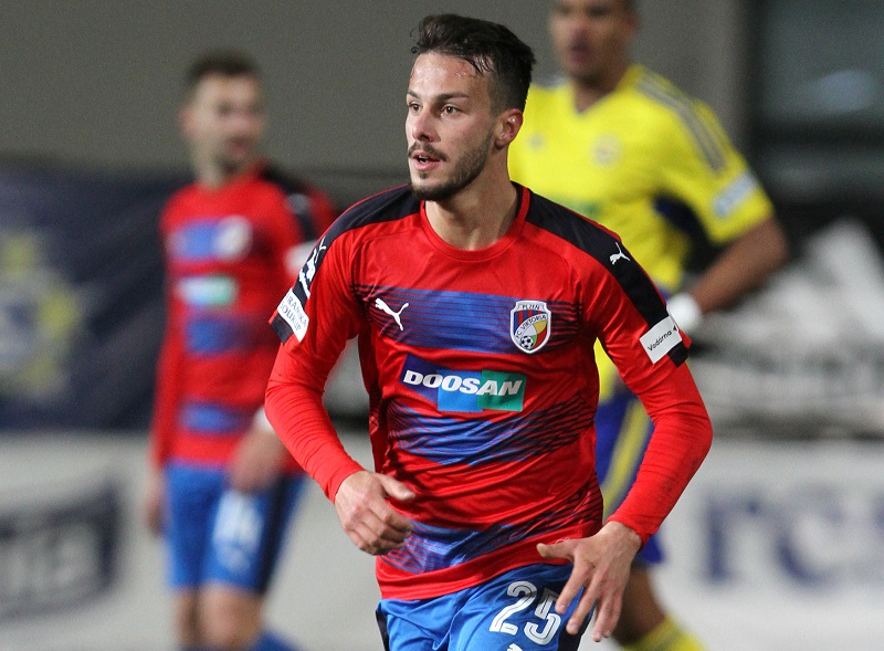 Slovenská záložník Jakub Hromada. Slovenská záložník Jakub Hromada.