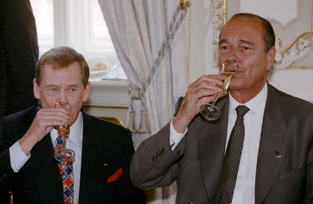 Václav Havel (vlevo) a Jacques Chirac v roce 1997.