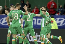 Fotbalisté Irska se radují z gólu do sítě Rakouska. Fotbalisté Irska se radují z gólu do sítě Rakouska.