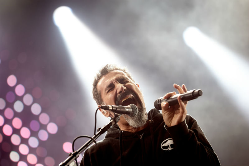 Zpěvák skupiny System of a Down Serj Tankian. 