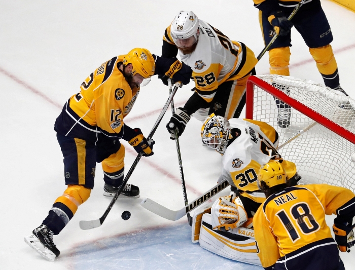 Matt Murray střelce Pittsburghu vychytal, v jedné klíčové chvíli mu ale musela pomoct chyba rozhodčího. Matt Murray střelce Pittsburghu vychytal, v jedné klíčové chvíli mu ale musela pomoct chyba rozhodčího.