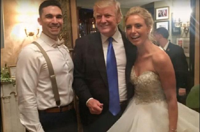Trump se vyfotografoval s novomanžely. Trump se vyfotografoval s novomanžely.
