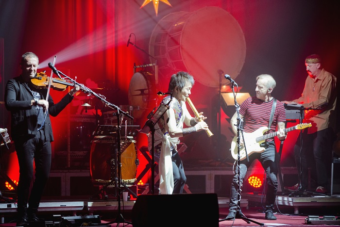 Joji Hirota & Taiko Drummers na koncertu skupiny Čechomor.