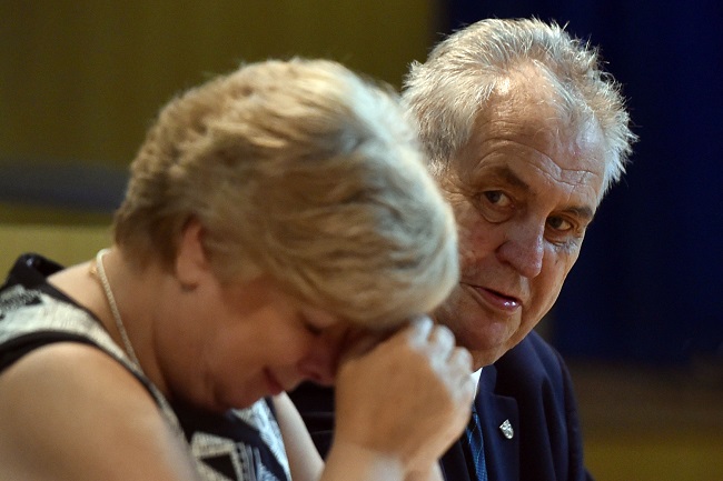 Miloš Zeman je proti odchodu Valachové.