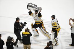 Kanadský brankář Matt Murray přebírá Stanley Cup z rukou Marca-Andreho Fleuryho.