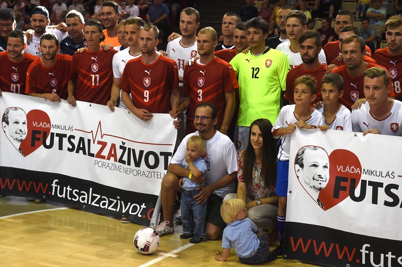 Charitativní utkání mezi reprezentanty ČR ve fotbale a futsale pro maséra obou reprezentací Vladimíra Mikuláše. Charitativní utkání mezi reprezentanty ČR ve fotbale a futsale pro maséra obou reprezentací Vladimíra Mikuláše.