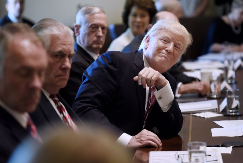 Donald Trump na schůzi kabinetu.
