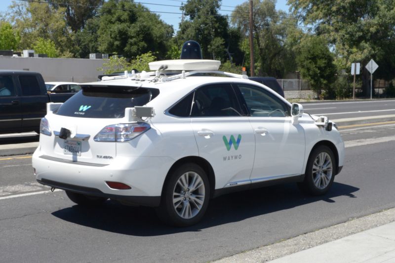 Autonomně řízený vůz společnosti Waymo. 