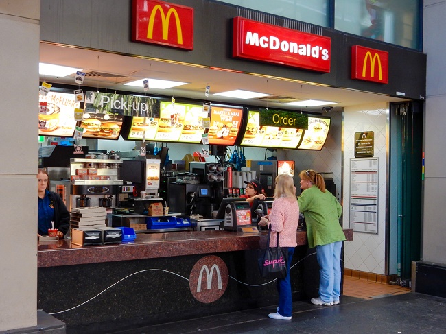 Zaměstnanci McDonald´s prý nedodržují hygienické návyky. 
