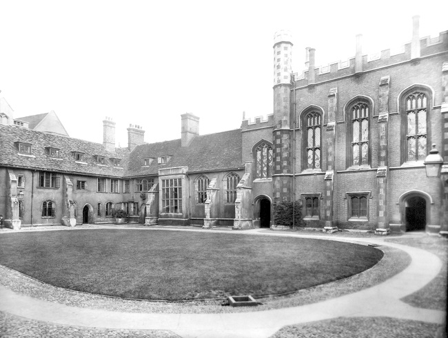 Cambridgeská univerzita.