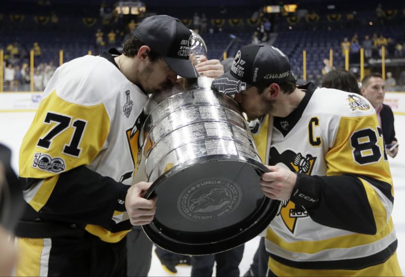 Sidney Crosby a Jevgenij Malkin se Stanley Cupem.