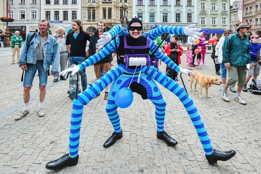 Slavnostním průvodem centrem Liberce začala 13. června Mateřinka, pětidenní mezinárodní festival profesionálních loutkových divadel pro děti předškolního věku.