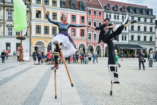 Slavnostním průvodem centrem Liberce začala 13. června Mateřinka, pětidenní mezinárodní festival profesionálních loutkových divadel pro děti předškolního věku.