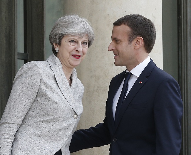 Francouzský prezident Emmanuel Macron a britská premiérka Theresa Mayová. Francouzský prezident Emmanuel Macron a britská premiérka Theresa Mayová.